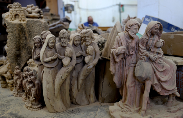 (191220) -- BETHLEHEM, Dec. 20, 2019 (Xinhua) -- Wood figures for Nativity scenes are seen at a workshop in the West Bank city of Bethlehem, Dec. 19, 2019. (Photo by Mamoun Wazwaz/Xinhua)