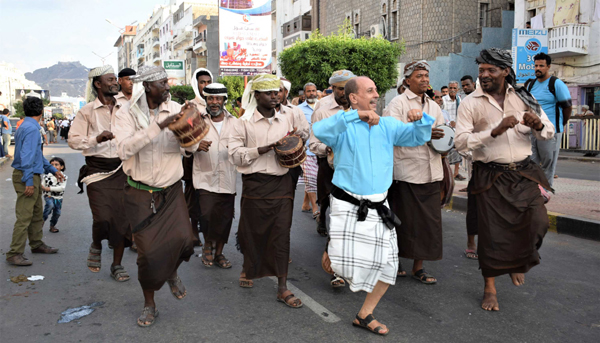 ADEN (YEMEN), DEC 1 (Xinhua) -- Yemeni people perform traditional dance to celebrate the national independence day on a main street in Aden city, Yemen, Nov. 30, 2019. Scores of people gathered on Saturday to mark and celebrate the anniversary of the national independence day in Yemen's southern port city of Aden. Xinhua/UNI PHOTO-6F