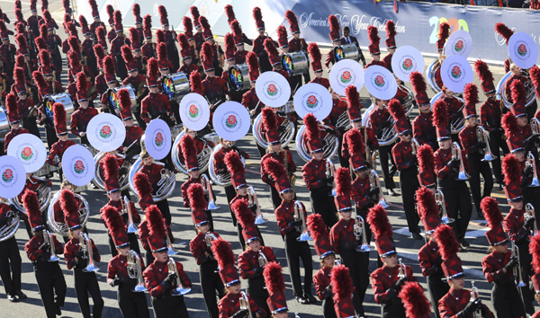 (200102) -- LOS ANGELES, Jan. 2, 2020 (Xinhua) -- People attend the 131st Rose Parade along Colorado Boulevard in Pasadena, California, the United States, Jan. 1, 2020. (Xinhua/Li Ying)