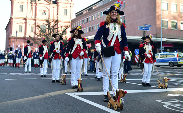 (200101) -- MAINZ, Jan. 1, 2020 (Xinhua) -- People participate in a New Year's parade in Mainz, Germany, Jan. 1, 2020. (Xinhua/Lu Yang)