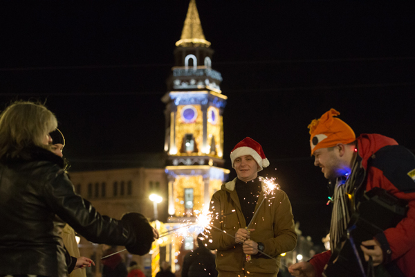 (200101) -- ST. PETERSBURG, Jan. 1, 2020 (Xinhua) -- People play with fireworks during the New Year celebration in St. Petersburg, Russia, Jan. 1, 2020. (Photo by Irina Motina/Xinhua)