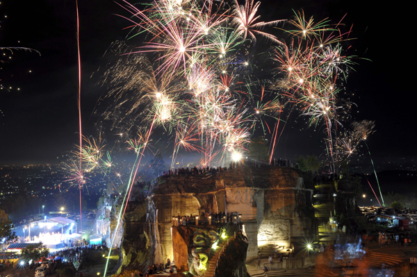 (200101) -- YOGYAKARTA, Jan. 1, 2020 (Xinhua) -- Photo taken on Dec. 31, 2019 shows people attending New Year's Eve celebrations at Bresit cliff hill in Yogyakarta, Indonesia. (Photo by Supriyanto/Xinhua)