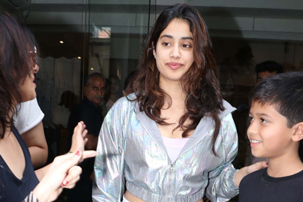 Mumbai: Actress Janhvi Kapoor seen at a Bandra in Mumbai on Dec 30, 2019. (Photo: IANS)