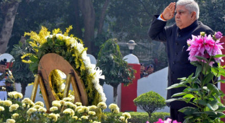 Kolkata: West Bengal Governor, Jagdeep Dhankhar, visited to the Vijay Smarak to pay homage to the fallen braves at Fort William in Kolkata on Feb 20, 2020. (Photo: Kuntal Chakrabarty/IANS)