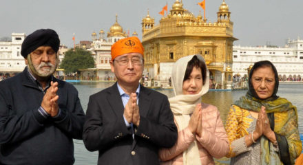 Amritsar: South Korean Ambassador to India Shin Bong-kil along with his wife pays obeisance at the Golden Temple in Amritsar, on Feb 29, 2020. (Photo: IANS)