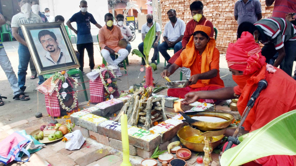 Kolkata: TMC workers participate in a 'Yajna' being performed to pray for the speedy recovery of West Bengal Fire and Emergency Services Minister Sujit Bose who tested positive for the novel coronavirus on Friday, in Kolkata on May 30, 2020. (Photo: Kuntal Chakrabarty/IANS)