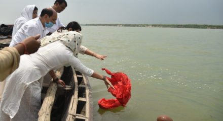 Patna: Late Bollywood actor Sushant Singh Rajput's father K.K. Singh and his two sisters, along with a 'Pandit' reached the banks of the Ganga river to immerse the ashes, near Dighaghat in Patna on June 18, 2020. (Photo: IANS)