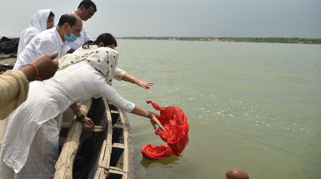 Patna: Late Bollywood actor Sushant Singh Rajput's father K.K. Singh and his two sisters, along with a 'Pandit' reached the banks of the Ganga river to immerse the ashes, near Dighaghat in Patna on June 18, 2020. (Photo: IANS)