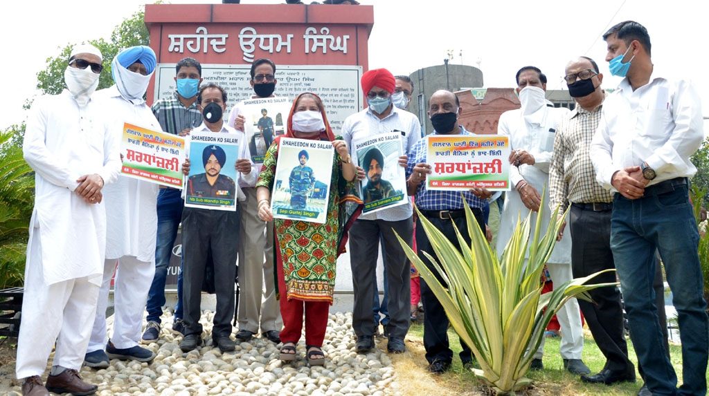 Amritsar: Congress workers paying their tributes to the 20 Indian Army bravehearts who were martyred in a violent clash with the Chinese troops in the Galwan Valley in Eastern Ladakh; in Amritsar on June 26, 2020. (Photo: IANS)