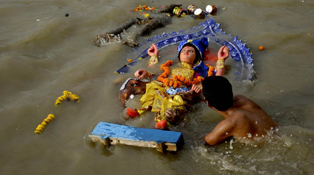 Kolkata: An idol of Lord Vishwakarma being immersed in the Ganga river, in Kolkata on Sep 18, 2020. (Photo: IANS)
