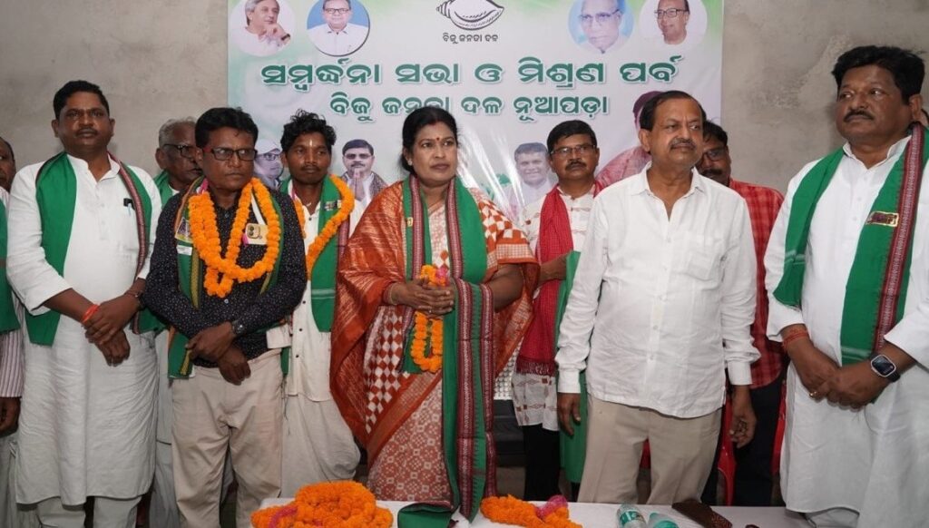 ନୂଆପଡାରେ ପ୍ରଚାର ନ କରି ଆମେରିକା ପଳାଉଥିଲେ ବିଜେଡି ନେତା, ତୁରନ୍ତ ଆସିବାକୁ ନିର୍ଦ୍ଦେଶ ଦେଲେ ନବୀନ ନୂଆପଡାରେ ପ୍ରଚାର