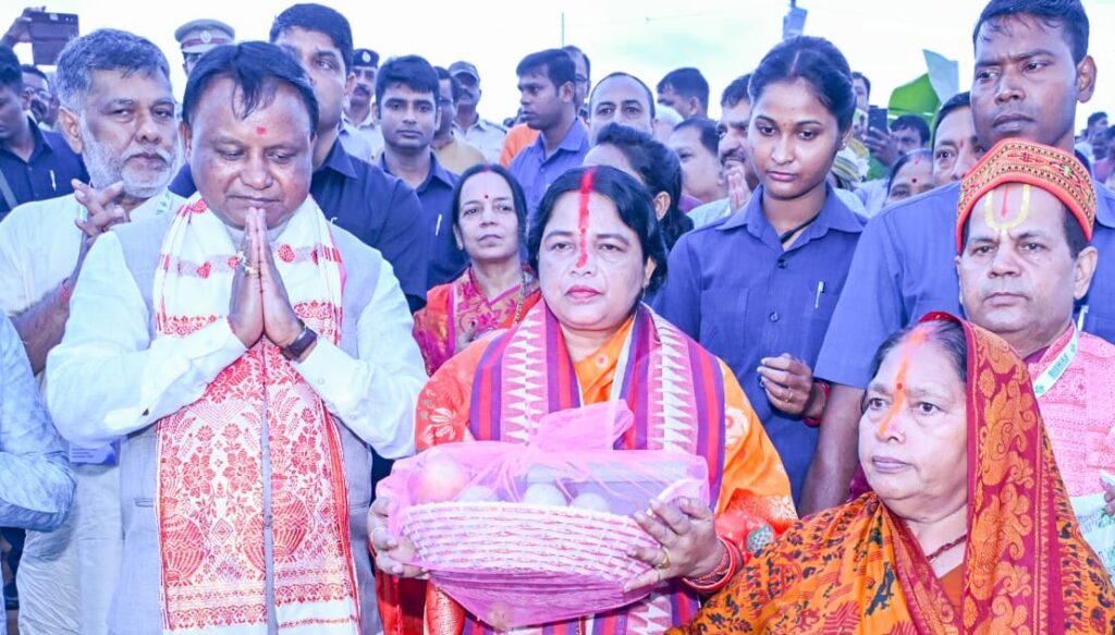 ଭୁବନେଶ୍ବରର ଛଟ୍ ପୂଜାରେ ସାମିଲ ହେଲେ ମୁଖ୍ୟମନ୍ତ୍ରୀ ମୋହନ ମାଝୀ ଏବଂ ତାଙ୍କ ଧର୍ମପତ୍ନୀ ଭୁବନେଶ୍ବରର ଛଟ୍ ପୂଜା