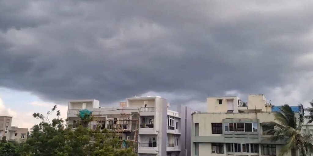 ଭୁବନେଶ୍ବରରେ ଆରମ୍ଭ ହେଲା ବାତ୍ୟାର ପ୍ରଭାବ, ବିଭିନ୍ନ ସ୍ଥାନରେ ପ୍ରବଳ ବର୍ଷା ଓ ପବନ ଭୁବନେଶ୍ବରରେ ଆରମ୍ଭ ହେଲା