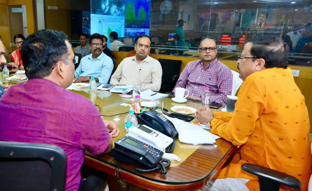 ଜିଲ୍ଲାପାଳମାନଙ୍କ ସହିତ ସମ୍ଭାବ୍ୟ ବାତ୍ୟାର ମୁକାବିଲା ପ୍ରସ୍ତୁତି ସମୀକ୍ଷା କଲେ ରାଜସ୍ୱ ମନ୍ତ୍ରୀ Cyclone: Minister Suresh Pujari Reviews Preparedness with Collectors