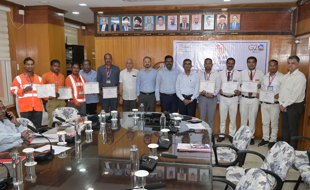 ପ୍ରଶଂସନୀୟ କାର୍ଯ୍ୟ ପାଇଁ ଆଠ ରେଳ କର୍ମଚାରୀ ସମ୍ମାନିତ  ପ୍ରଶଂସନୀୟ କାର୍ଯ୍ୟ ପାଇଁ ଆଠ ରେଳ କର୍ମଚାରୀ ସମ୍ମାନିତ