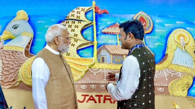 ବାଲୁକା ଶିଳ୍ପୀ ସୁଦର୍ଶନଙ୍କ ପିଠି ଥାପୁଡେଇଲେ ପ୍ରଧାନମନ୍ତ୍ରୀ ମୋଦି, ମିଛକଥା? ଦେଖନ୍ତୁ ଏହି ଭିଡିଓ ବାଲୁକା ଶିଳ୍ପୀ ସୁଦର୍ଶନ ପଟ୍ଟନାୟକ