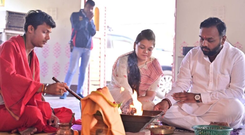 ନୂଆପଡା ମତଦାନ ପୂର୍ବରୁ କାହିଁକି ପୂଜାପାଠ କଲେ ବିଜେପି ପ୍ରାର୍ଥୀ ଜୟ ଢୋଲକିଆ ନୂଆପଡା ମତଦାନ