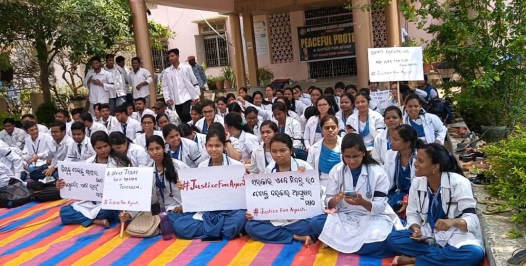 ପୁରଣ ହେଲାନି ଦାବି, ଆଜିଠାରୁ କଳା ବ୍ୟାଚ୍ ପିନ୍ଧି ପ୍ରତିବାଦ କରିବେ ରାଜ୍ୟ ସରକାରୀ ଆୟୁଷ ଛାତ୍ରଛାତ୍ରୀ ପୁରଣ ହେଲାନି ଦାବି