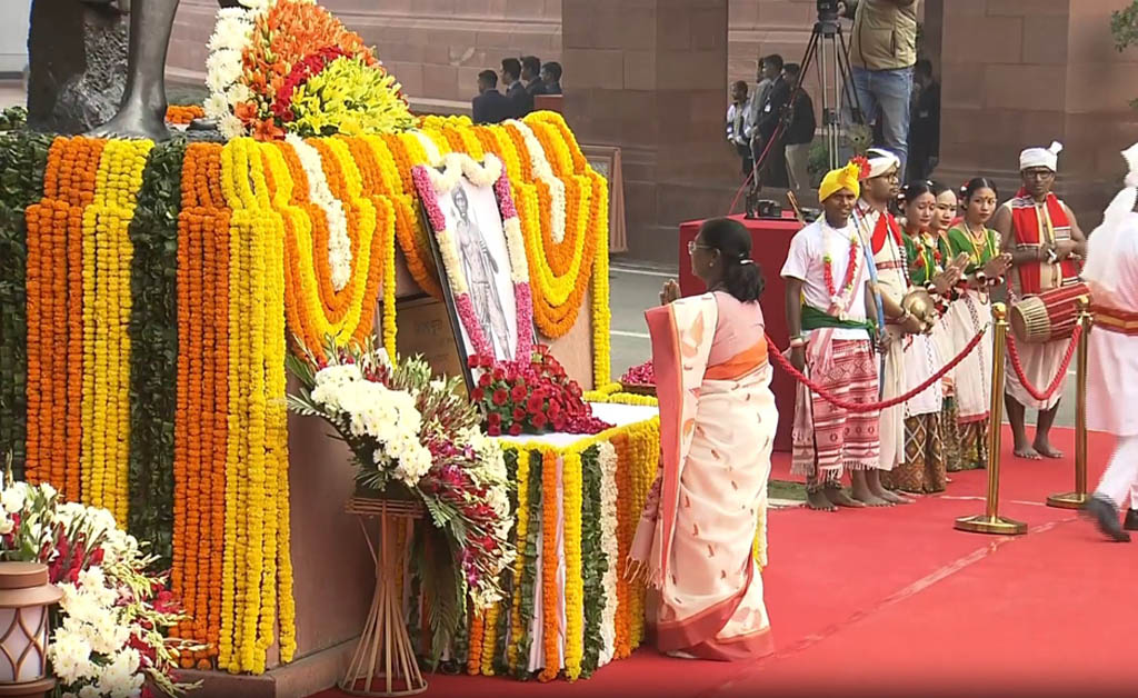 ସଂସଦ ପରିସରରେ ଭଗବାନ ବିର୍ସା ମୁଣ୍ଡାଙ୍କୁ ଶ୍ରଦ୍ଧାଞ୍ଜଳି ଅର୍ପଣ କଲେ ରାଷ୍ଟ୍ରପତି ସଂସଦ ପରିସରରେ ଭଗବାନ ବିର୍ସା ମୁଣ୍ଡାଙ୍କୁ ଶ୍ରଦ୍ଧାଞ୍ଜଳି ଅର୍ପଣ କଲେ ରାଷ୍ଟ୍ରପତି