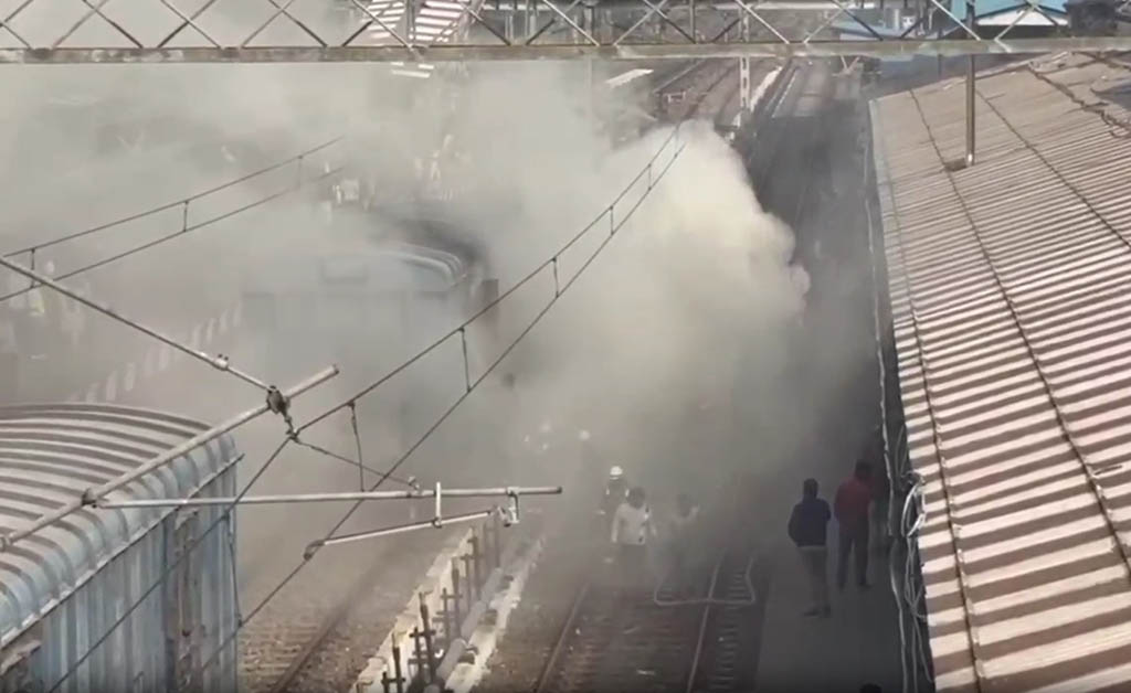 ମାଲବାହୀ ଟ୍ରେନରେ ଅଗ୍ନିକାଣ୍ଡ: ବରେଲି ରେଳ ଜଙ୍କସନରେ ନିଆଁକୁ ଆୟତ୍ତ କଲେ ରେଳ କର୍ମଚାରୀ ମାଲବାହୀ ଟ୍ରେନରେ ନିଆଁ: ବରେଲି ରେଳ ଜଙ୍କସନରେ ଆତଙ୍କ