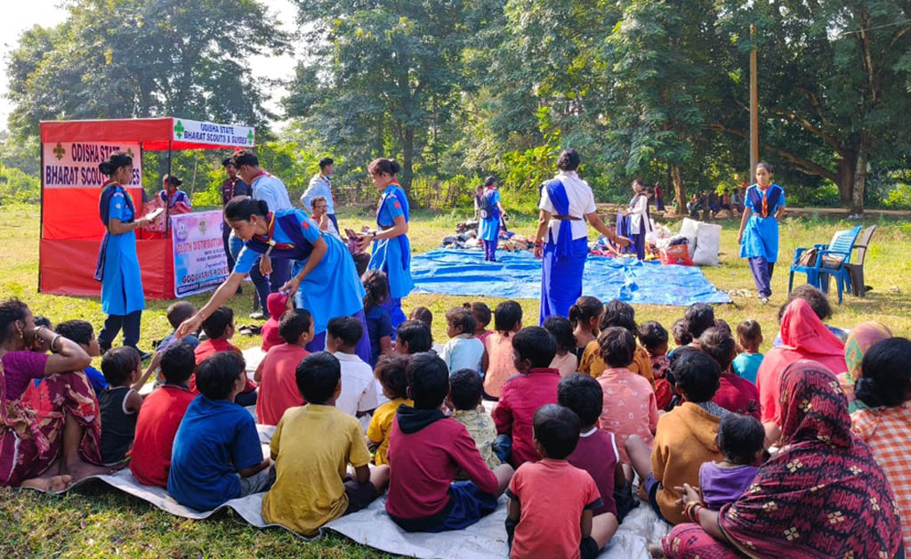 ବାଣପୁର: ରୋଭର ରେଞ୍ଜରଙ୍କ କୋଶରଡା ଗ୍ରାମରେ ବସ୍ତ୍ର ବଣ୍ଟନ ବାଣପୁର: ରୋଭର ରେଞ୍ଜରଙ୍କ କୋଶରଡା ଗ୍ରାମରେ ବସ୍ତ୍ର ବଣ୍ଟନ