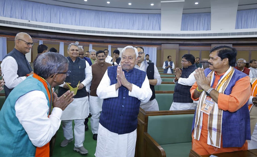 ମୁଖ୍ୟମନ୍ତ୍ରୀ ପଦରୁ ଇସ୍ତଫା ଦେଲେ ନୀତିଶ କୁମାର, ରାଜ୍ୟପାଳଙ୍କୁ ପ୍ରଦାନ କଲେ ବିଧାୟକଙ୍କ ସମର୍ଥନ ପତ୍ର ନୀତିଶ କୁମାର