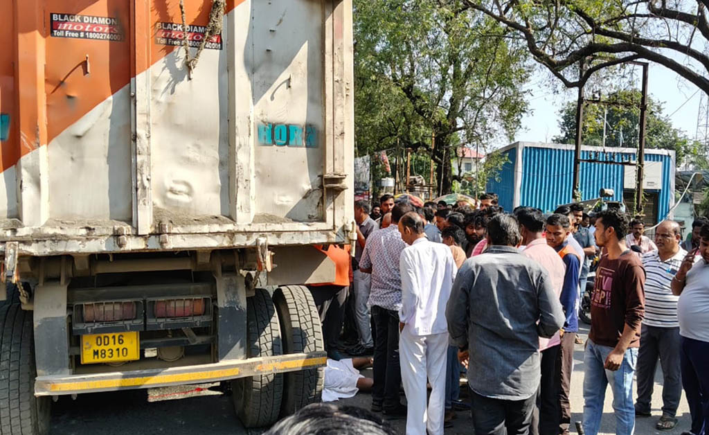 ହାଇୱା ଧକ୍କାରେ ଜଣେ ବାବାଙ୍କ ମୃତ୍ୟୁ ହାଇୱା ଧକ୍କାରେ ଜଣେ ବାବାଙ୍କ ମୃତ୍ୟୁ