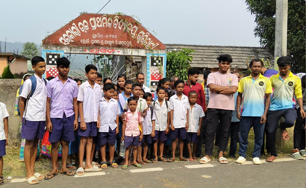 ଶିକ୍ଷକ ବଦଳି ବାତିଲ ଦାବିରେ ବିଦ୍ୟାଳୟରେ ତାଲା: ଧାରଣାରେ ବସିଲେ ଛାତ୍ରଛାତ୍ରୀ ଓ ସ୍କୁଲ କମିଟି ଶିକ୍ଷକ ବଦଳି ବାତିଲ ଦାବିରେ ବିଦ୍ୟାଳୟରେ ତାଲା: ଧାରଣାରେ ବସିଲେ ଛାତ୍ରଛାତ୍ରୀ ଓ ସ୍କୁଲ କମିଟି