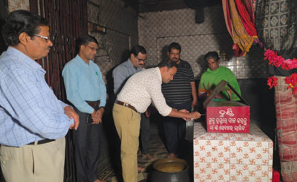 ଖୋଲିଲା ମା’ ଭଗବତୀଙ୍କ ଭିତରହୁଣ୍ଡି: ଜାଣନ୍ତୁ କେତେ ସଂଗ୍ରହ ହେଲା ଦାନ ରାଶି? ଖୋଲିଲା ମା' ଭଗବତୀଙ୍କ ଭିତରହୁଣ୍ଡି: ଜାଣନ୍ତୁ କେତେ ସଂଗ୍ରହ ହେଲା ଦାନ ରାଶି?