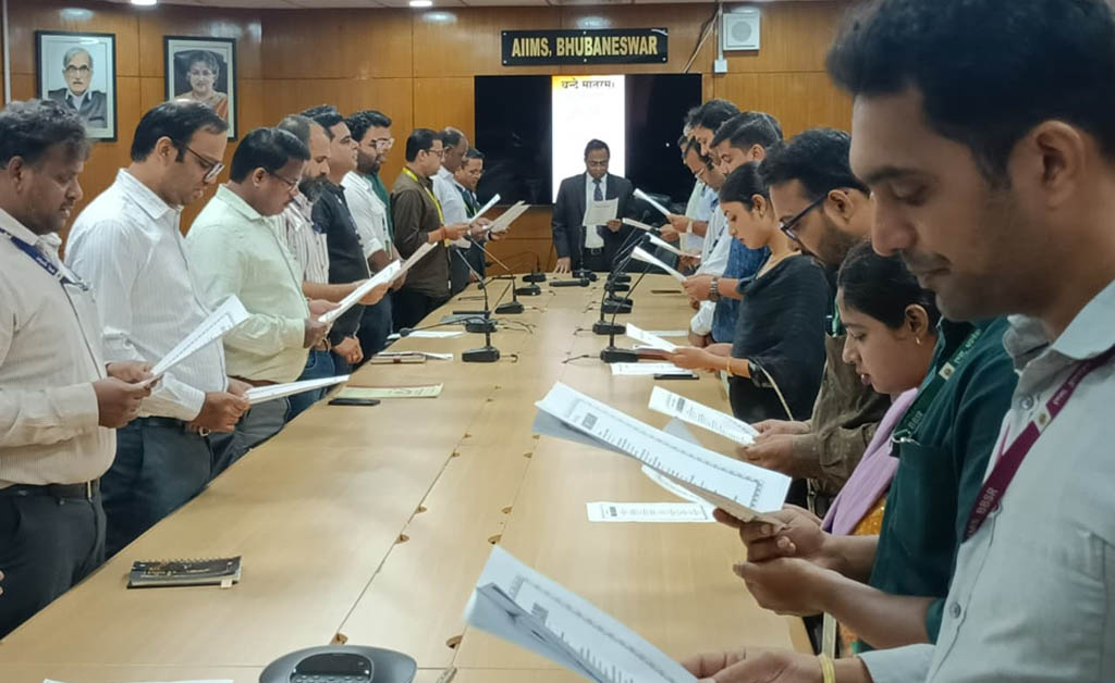 ଏମ୍ସ ଭୁବନେଶ୍ବରରେ ସାମୂହିକ “ବନ୍ଦେ ମାତରମ୍” ଗାନ, ଦେଶପ୍ରେମର ଅପୂର୍ବ ଭାବରେ ସ୍ପନ୍ଦିତ ହେଲା ପରିବେଶ ଏମ୍ସ ଭୁବନେଶ୍ବରରେ ସାମୂହିକ "ବନ୍ଦେ ମାତରମ୍" ଗାନ, ଦେଶପ୍ରେମର ଅପୂର୍ବ ଭାବରେ ସ୍ପନ୍ଦିତ ହେଲା ପରିବେଶ