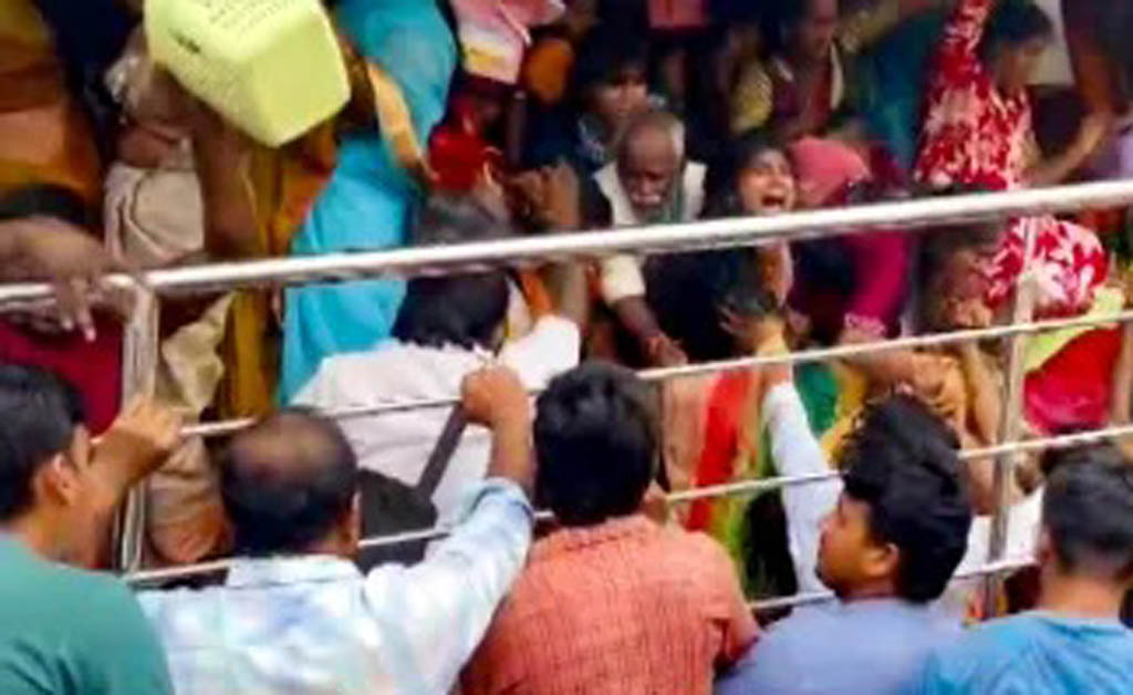 ଶ୍ରୀକାକୁଲମ ମନ୍ଦିରରେ ଦଳାଚକଟା ଘଟି ୯ ଭକ୍ତଙ୍କ ମୃତ୍ୟୁ; ମୁଖ୍ୟମନ୍ତ୍ରୀ ନାଇଡୁଙ୍କ ଦୁଃଖ ପ୍ରକାଶ ଶ୍ରୀକାକୁଲମ ମନ୍ଦିରରେ ଦଳାଚକଟା ଘଟି ୯ ଭକ୍ତଙ୍କ ମୃତ୍ୟୁ; ମୁଖ୍ୟମନ୍ତ୍ରୀ ନାଇଡୁଙ୍କ ଦୁଃଖ ପ୍ରକାଶ