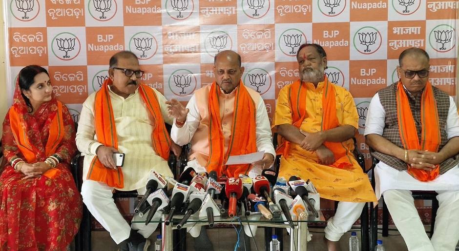 “ବେଇମାନ ଓ ଚୋରୀ” କୁ ନେଇ ନୂଆପଡାରେ ବିଜେପି ସଭାପତି ମନମୋହନ ସାମଲ କହିଲେ.. ବେଇମାନ ଓ ଚୋରୀ