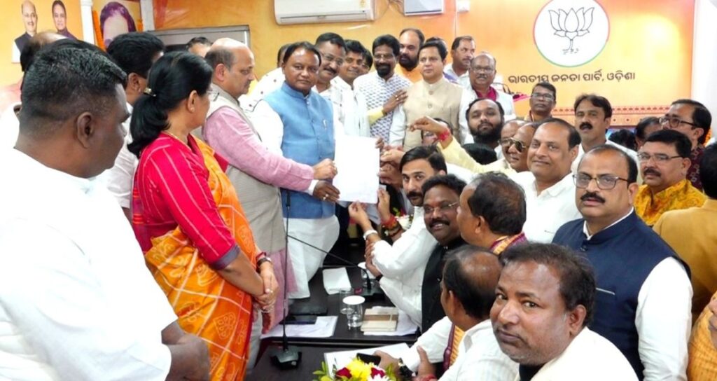 ବଡ ଖବର, ବିଧାୟକଙ୍କ ଦରମା କମିବ!! ବିଜେପି ବିଧାୟକମାନେ ମୁଖ୍ୟମନ୍ତ୍ରୀଙ୍କୁ ଦେଲେ ପ୍ରସ୍ତାବ ବଡ ଖବର,