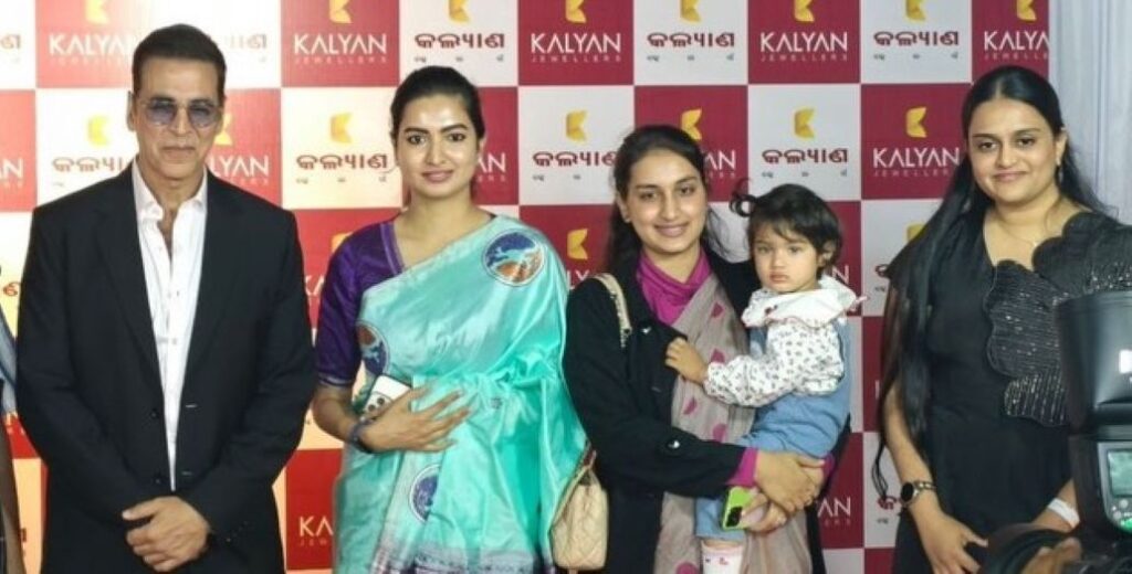 ଅଭିନେତା ଅକ୍ଷୟ କୁମାର କଲ୍ୟାଣ ଜୁଏଲରସ ଭୁବନେଶ୍ବରରେ ନୂଆ ସୋ ରୁମ କଲେ ଉଦଘାଟନ ଅଭିନେତା ଅକ୍ଷୟ କୁମାର