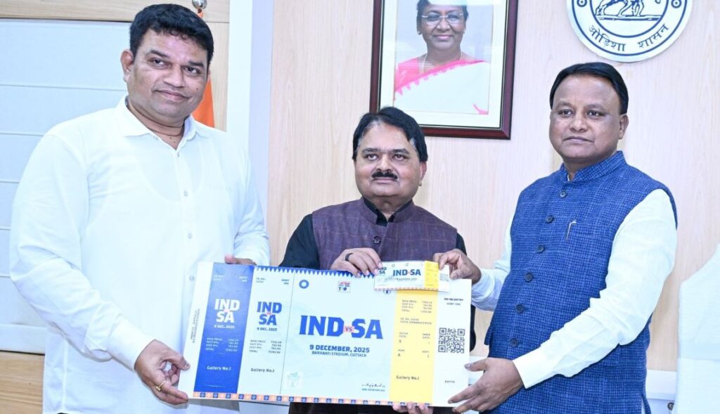 IND-SA Barabati Match: ମୁଖ୍ୟମନ୍ତ୍ରୀଙ୍କୁ ବାରବାଟୀ ମ୍ୟାଚ ଟିକେଟ ପ୍ରଦାନ କଲା ଓସିଏ IND-SA Barabati Match
