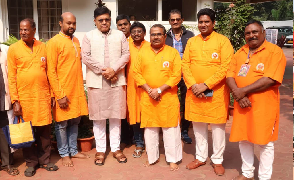 ଆଇନ ମନ୍ତ୍ରୀଙ୍କୁ ଭେଟିଲେ ରଙ୍କନାଥ ଦେବ ୧୦୮ ହନୁମାନ ଚାଳିଶା ଯଜ୍ଞ କମିଟିର ସଭ୍ୟ ଆଇନ ମନ୍ତ୍ରୀଙ୍କୁ ଭେଟିଲେ ରଙ୍କନାଥ ଦେବ ୧୦୮ ହନୁମାନ ଚାଳିଶା ଯଜ୍ଞ କମିଟିର ସଭ୍ୟ