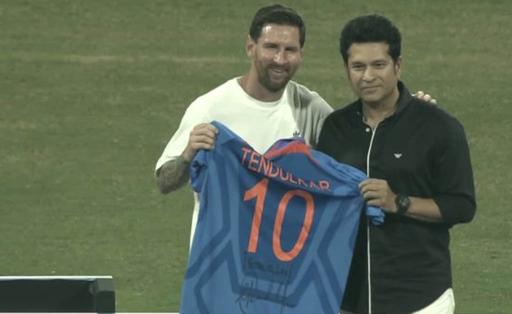 ୱାଙ୍ଖଡେରେ ଐତିହାସିକ ମୁହୂର୍ତ୍ତ: ଲିଓନେଲ ମେସିଙ୍କୁ ସ୍ୱତନ୍ତ୍ର ଉପହାର ଦେଲେ ସଚିନ ତେନ୍ଦୁଲକର ଲିଓନେଲ ମେସି, ସଚିନ ତେନ୍ଦୁଲକର