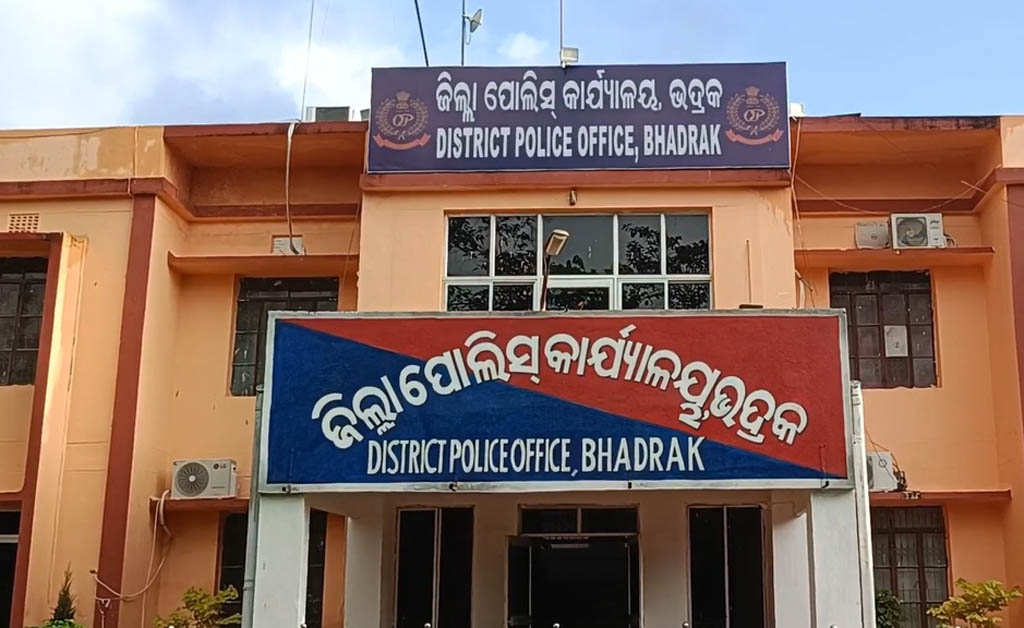 ଭଦ୍ରକରେ ନକଲି ମୋବାଇଲ ସିମ୍ କାର୍ଡ ବିକ୍ରି ଅଭିଯୋଗ: ୨ ଜଣଙ୍କୁ ଗିରଫ କଲା ଦିଲ୍ଲୀ ପୋଲିସ୍ Bhadrak: SP press meet on Delhi police arrest 2 persons for fake sim racket