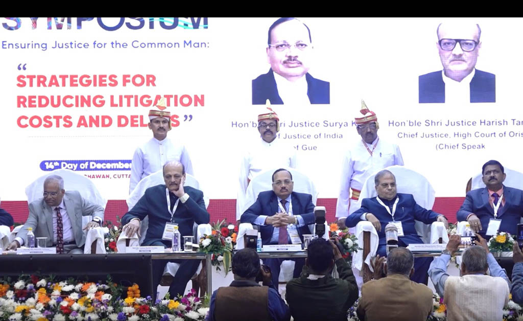 “ମାନବୀୟ ବୁଦ୍ଧିମତାର ଉପଯୋଗକୁ ଗୁରୁତ୍ୱ ଦେବା ଜରୁରୀ”: ପ୍ରଧାନ ବିଚାରପତି ଜଷ୍ଟିସ ସୂର୍ଯ୍ୟକାନ୍ତ CJl addresses symposium at Saheed Bhawan, Cuttack