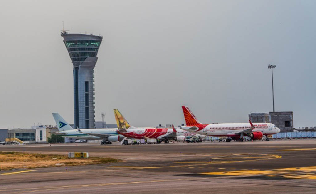 ହାଇଦ୍ରାବାଦରେ ତିନୋଟି ବିମାନକୁ ଏକକାଳୀନ ବୋମା ଧମକ, ବିମାନବନ୍ଦରରେ ହାଇ ଆଲର୍ଟ ଜାରି ହାଇଦ୍ରାବାଦ ବିମାନବନ୍ଦର