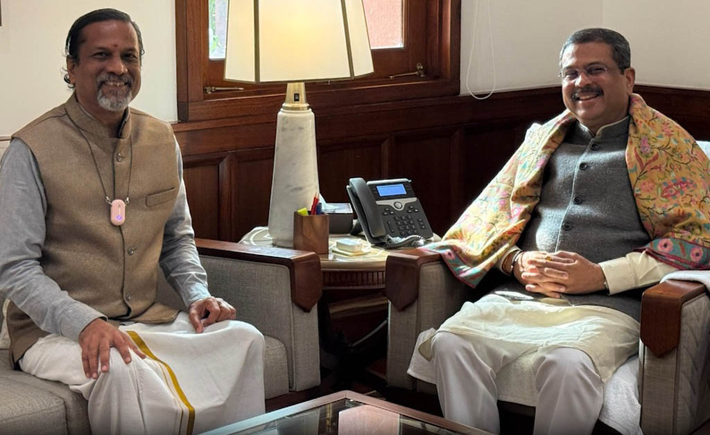 କେନ୍ଦ୍ର ଶିକ୍ଷାମନ୍ତ୍ରୀଙ୍କୁ ଭେଟିଲେ ଜୋହୋର ପ୍ରତିଷ୍ଠାତା ତଥା ବୈଜ୍ଞାନିକ ଶ୍ରୀଧର ଭେମ୍ବୁ Dharmendra Pradhan meets Chief Scientist of Zoho