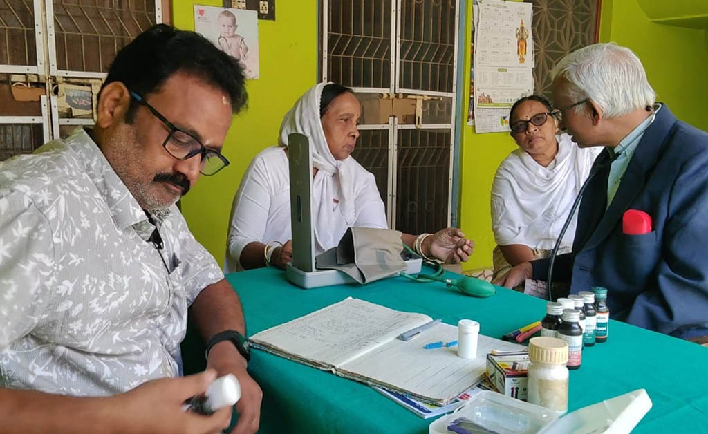 ବ୍ରହ୍ମପୁରରେ ମାଗଣା ସ୍ଵାସ୍ଥ୍ୟ ଶିବିର: ଶୀତଦିନେ ଅଦାର ଆବଶ୍ୟକତା ଉପରେ ସଚେତନ କଲେ ଡାକ୍ତର ବ୍ରହ୍ମପୁରରେ ମାଗଣା ସ୍ଵାସ୍ଥ୍ୟ ଶିବିର: ଶୀତଦିନେ ଅଦାର ଆବଶ୍ୟକତା ଉପରେ ସଚେତନ କଲେ ଡାକ୍ତର