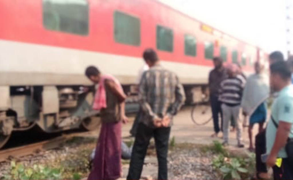 ଟ୍ରେନ ଧକ୍କାରେ ଅଜଣା ବୃଦ୍ଧଙ୍କ ମୃତ୍ୟୁ ଟ୍ରେନ ଧକ୍କାରେ ଅଜଣା ବୃଦ୍ଧଙ୍କ ମୃତ୍ୟୁ