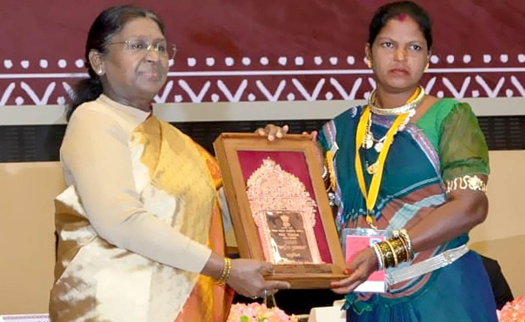 ହୀରାବାଇ ଝରେକା ବଘେଲଙ୍କୁ ଜାତୀୟ ହସ୍ତଶିଳ୍ପ ପୁରସ୍କାରରେ ସମ୍ମାନିତ କଲେ ରାଷ୍ଟ୍ରପତି ହୀରାବାଇ ଝରେକା ବଘେଲଙ୍କୁ ଜାତୀୟ ହସ୍ତଶିଳ୍ପ ପୁରସ୍କାରରେ ସମ୍ମାନିତ କଲେ ରାଷ୍ଟ୍ରପତି