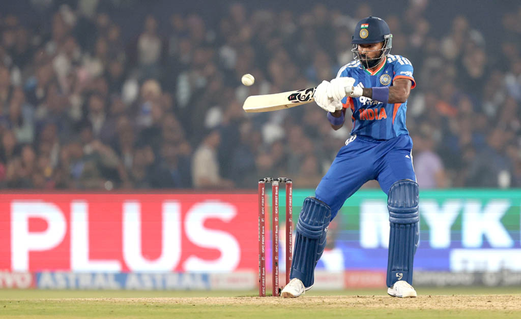 ବରବାଟୀରେ ଭାରତର ବଡ ବିଜୟ, ୧୦୧ ରନରେ ଦକ୍ଷିଣ ଆଫ୍ରିକାକୁ କଲା ପରାସ୍ତ ୭୪ ରନରେ ଦକ୍ଷିଣ ଆଫ୍ରିକାର ପାଳି ସମାପ୍ତ: କଟକରେ ୧୦୧ ରନରେ ଜିତିଲା ଭାରତ