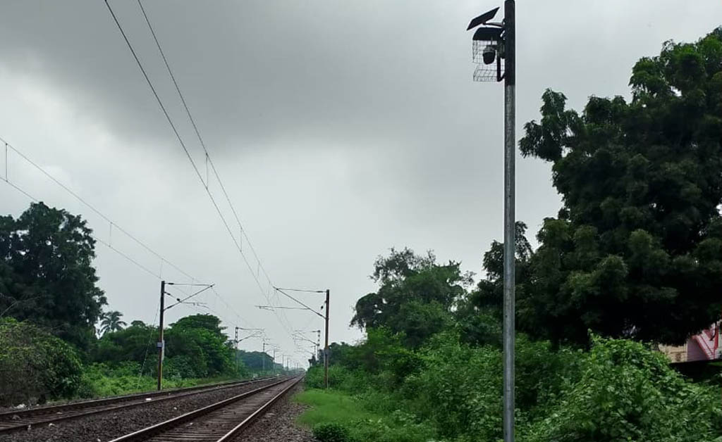 ଯାତ୍ରୀ ସୁରକ୍ଷା ପାଇଁ ପୂର୍ବତଟ ରେଳପଥର ସୌରଚାଳିତ ସିସିଟିଭି ଓ ଡ୍ରୋନ୍ ନିରୀକ୍ଷଣ ବ୍ୟବସ୍ଥା ଯାତ୍ରୀ ସୁରକ୍ଷା ପାଇଁ ପୂର୍ବତଟ ରେଳପଥର ସୌରଚାଳିତ ସିସିଟିଭି ଓ ଡ୍ରୋନ୍ ନିରୀକ୍ଷଣ ବ୍ୟବସ୍ଥା