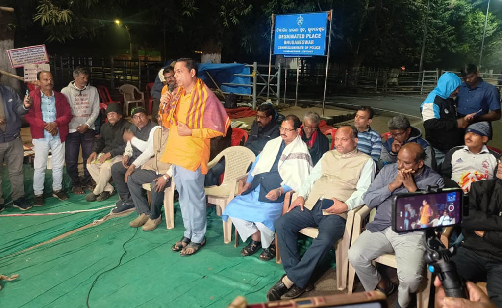 ମନ୍ତ୍ରୀ, ବିଧାୟକ ଓ ବିଭାଗୀୟ ଅଧିକାରୀଙ୍କ ପ୍ରତିଶ୍ରୁତି ପରେ ଆନ୍ଦୋଳନ ସ୍ଥଗିତ ମନ୍ତ୍ରୀ, ବିଧାୟକ ଓ ବିଭାଗୀୟ ଅଧିକାରୀଙ୍କ ପ୍ରତିଶ୍ରୁତି ପରେ ଆନ୍ଦୋଳନ ସ୍ଥଗିତ