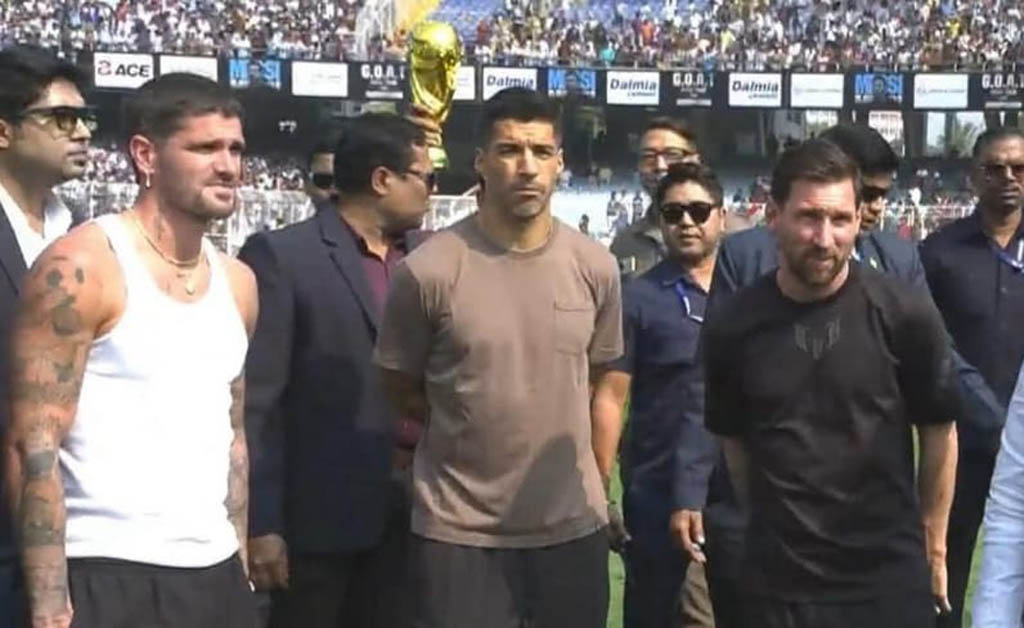 କୋଲକାତା ଷ୍ଟାଡିୟମରେ ଚେୟାର ଏବଂ ବୋତଲ ଫିଙ୍ଗିଲେ ମେସି ପ୍ରଶଂସକ: କ୍ଷମା ମାଗିଲେ ମୁଖ୍ୟମନ୍ତ୍ରୀ ମମତା କୋଲକାତା ଷ୍ଟାଡିୟମରେ ମେସି