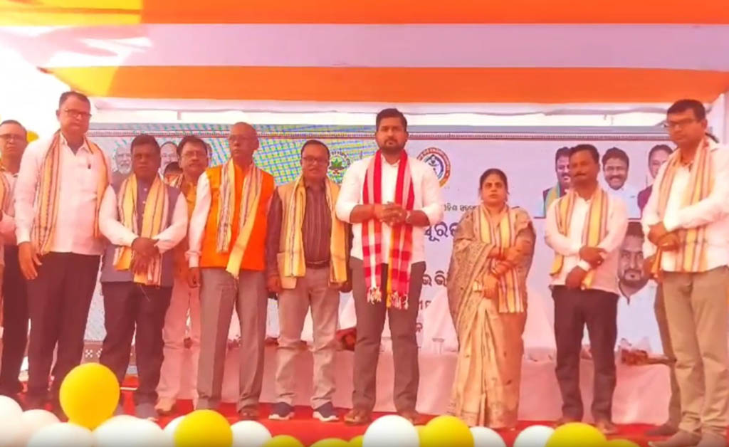 ଭଦ୍ରକରେ ଆୟୁଷ୍ମାନ କାର୍ଡ ବାଣ୍ଟିଲେ ସୂର୍ଯ୍ୟବଂଶୀ ସୁରଜ Suryabanshi Suraj distributes Ayushman card in Bhadrak.