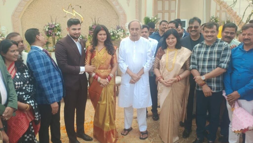 ସାଂସଦ ଅପରାଜିତା ଷଡଙ୍ଗୀଙ୍କ ଝିଅ ବାହାଘର ଭୋଜିରେ ଯୋଗ ଦେଲେ ନବୀନ ପଟ୍ଟନାୟକ ସାଂସଦ ଅପରାଜିତା ଷଡଙ୍ଗୀ